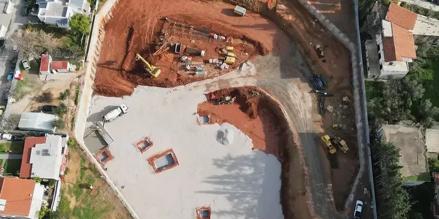 Diseño Geotécnico de Excavaciones Profundas en Huelva: Ejecución y Control Técnico