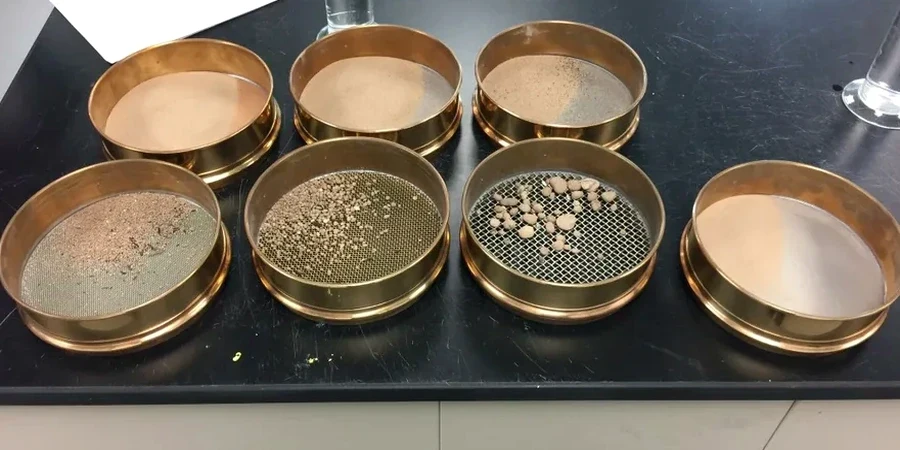 Análisis Granulométrico por Tamices e Hidrómetro en Huelva: Clasificación de Suelos con Laboratorio Acreditado